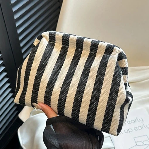 The Lila Woven Clutch